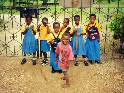 Die Kinder in der staatlichen Schuluniform..... ( Amina, Haji, Mwanasha small, Fatuma, Mwanahalima, Saumu & ganz vorne Kahindi)