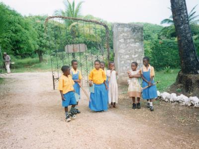 Kinder in der staatlichen Schuluniform im Jahre 2000 ....