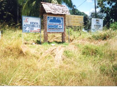An der Kreuzung in Msambweni, sehen Sie unser Schild, das auf das Kinderdorf hinweist. Von hier noch ca. 3km...
