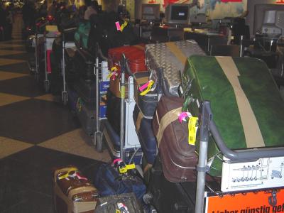 2001 flogen Vereinsmitglieder mit 36 Koffern und einem Autogetriebe nach Kenia.....