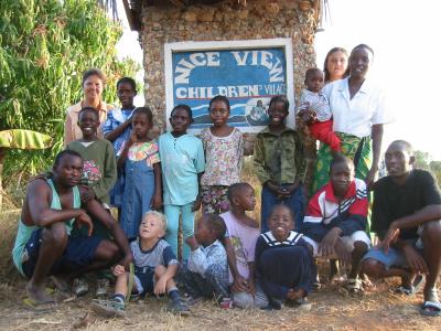 2003: Gruppenfoto an der Einfahrt zum Nice-View-Children`s-Village I 