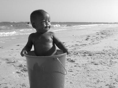 Noah-Amaton in seiner Badewanne am Strand im Jahr 2004