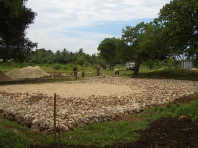 Das erste Haus auf Nice-View-Children`s-Village II wird gebaut.....