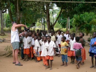 beim Besuch unseres Milchmanns umringten uns Kinder, die sich alle in der Camera sehen wollten....