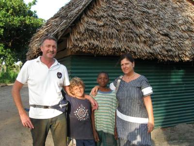 Edi, Pascal, Kahindi & Mama Gudrun auf der Farm