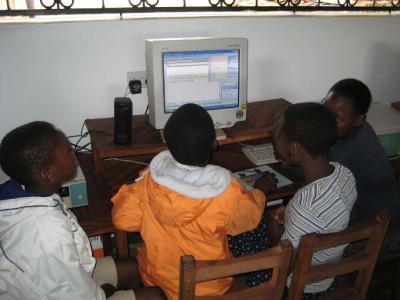 Computerunterricht in der Schule in Nice-View-Children`s-Village II....