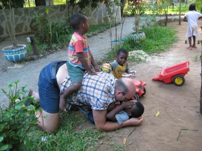 Andreas (Besucher) liebt es mit den Kindern herum zu tollen.... (11/2008)