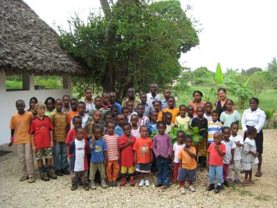 Gruppenfoto von Schule und Kindergarten.....