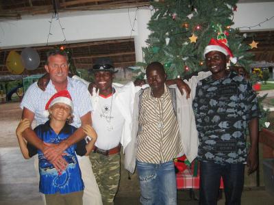 Papa Edi, Pascal, Francis, Haji & Msaka (Arbeiter der Farm)