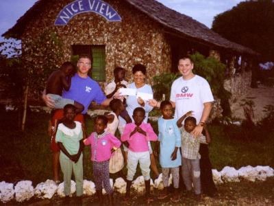 Die ersten Kinder im Jahr 2000 (links Marcel, in der Mitte Gudrun)