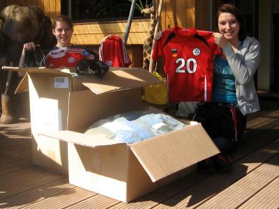 Juliana Heymanns und Lia Domisch beim packen...