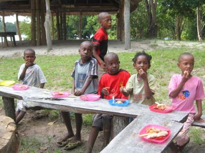 Es schmeckt! Auf dem Foto Fredrick-Juma-Ndolo-Sarah-Mary; dahinter Ibrahim