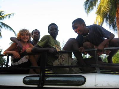 Auf dem Landrover (von links nach rechts Pascal, Francis, Haji, Kahindi)