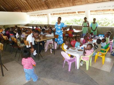 Mittagessen in der Aula - im Vordergrund die Kindergartenkinder