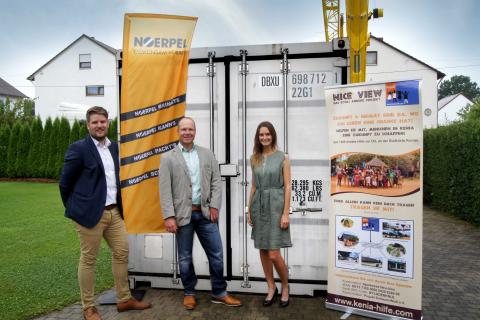 Von links: Christopher Markthaler, Key Account Manager bei Noerpel, Marcel Dürr vom Verein Projekt Schwarz Weiß und Judith Noerpel-Schneider, Mitglied der Geschäftsführung von Noerpel, bei der Verladung des Containers in Roggenburg. Foto: Noerpel-Gruppe Von links: Christopher Markthaler, Key Account Manager bei Noerpel, Marcel Dürr vom Verein Projekt Schwarz Weiß und Judith Noerpel-Schneider, Mitglied der Geschäftsführung von Noerpel, bei der Verladung des Containers in Roggenburg. Foto: Noerpel-Gruppe
