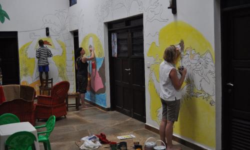 Mädchenhaus wird bemalt