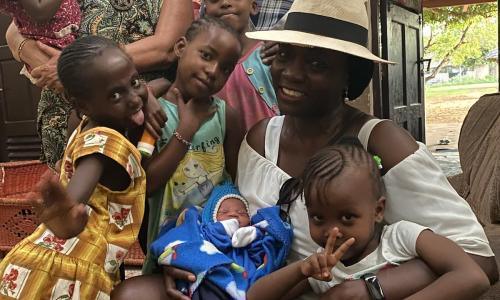 Dr. Auma Obama mit Kindern aus Nice View