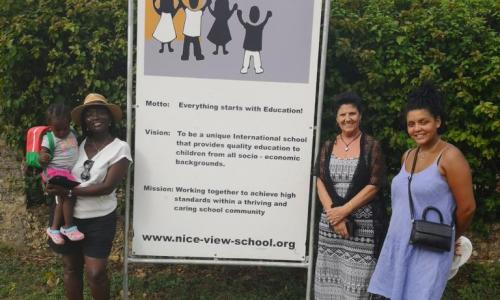 Dr. Obama (links) mit ihrer Tochter und Gudrun