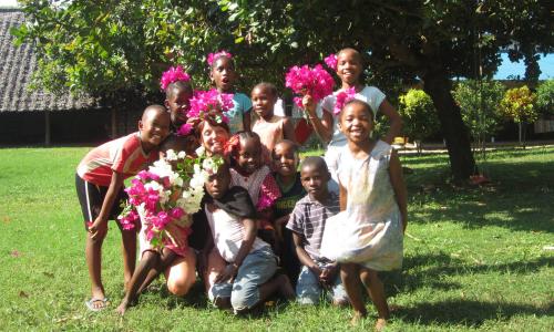 Maxi K. umringt von ein paar Nice-View-Kids