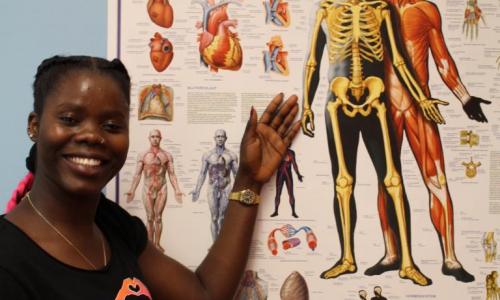 Mwanasha an der Lehrtafel