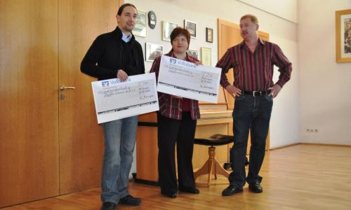 Spendenübergabe in Mietingen (links im Bild Matthias Hofmann v. Schwarz-Weiß)