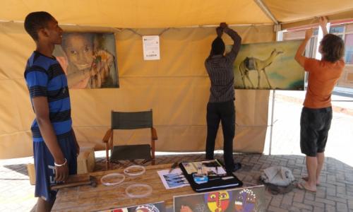 Kahindi mit einem provisorischen Verkaufsstand in Diani...