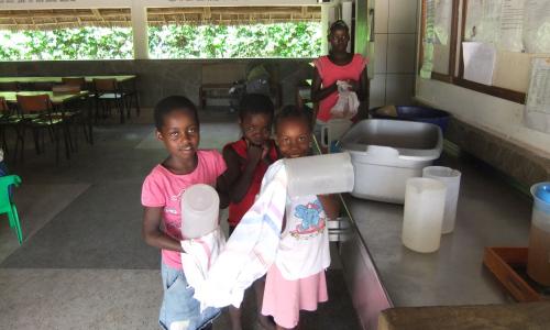 Die Kinder helfen mit...