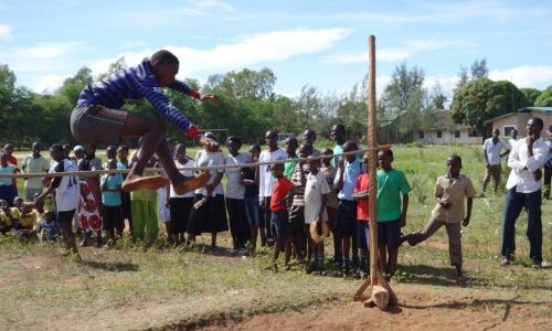 Leichtathletikwettkampf der Schule - Kahindi beim Hochsprung