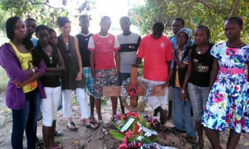 Mit einem Teil der Kinder am Grab