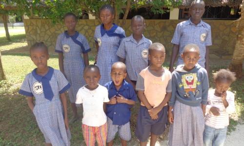 10 der 11 Mitarbeiterkind, die 2014 die Nice View Schule besucht haben