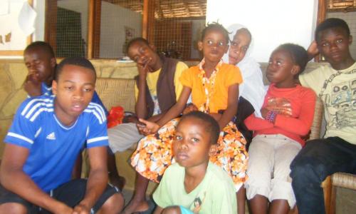 mit ihrer Mutter und ein paar der anderen Kinder