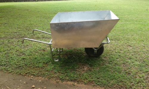 die verzinkte Schubkarre