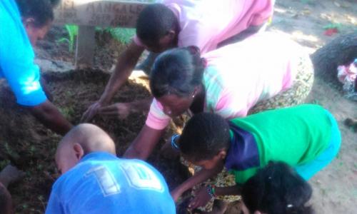 das Grab wird angepflanzt