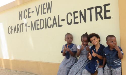 Michelle, Faith, Timo und Daniel (von links nach rechts) for der Klinik