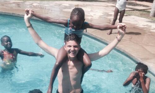 Pascal mit den Kindern beim Schwimmunterricht