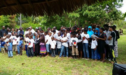Trauerfeier: die Kinder und Mitarbeiter singen ein Lied