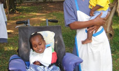 Neema in ihrem Rollstuhl.