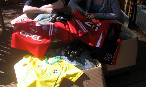 Juliana Heymanns und Lia Domisch beim packen...