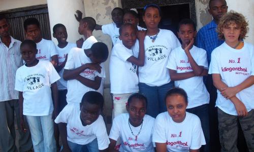 Gruppenbild vor einem Museum