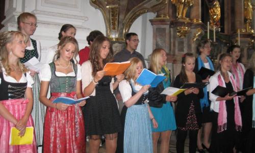singenden Abiturienten am Gottesdienst in Weilheim