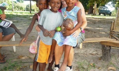 Held Manuela mit ein paar Kids auf der Nice-View Farm