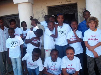 Gruppenbild vor einem Museum