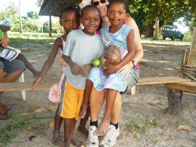 Held Manuela mit ein paar Kids auf der Nice-View Farm