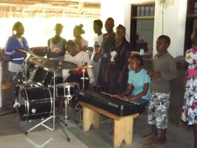 die Kinder musizieren