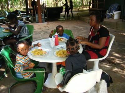Mittagessen - Mwanahalima mit Lisa, Amaton und Jamila