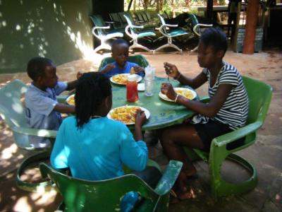 Mittagessen - Dorothy mit Betty, Tim und Anthony