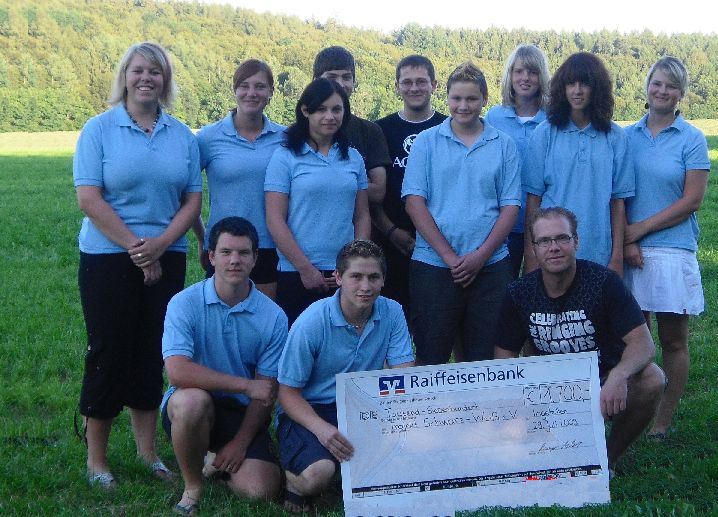 Gruppenfoto der Spendenübergabe durch Ingstettener Jugendliche