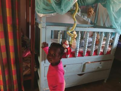 Hope neben ihrem Bettchen Hope neben ihrem Bettchen