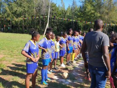 das M&auml;dchenfu&szlig;ballteam (links)