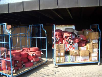 Beladung eines Hilfscontainers in 89297 Roggenburg (2006)